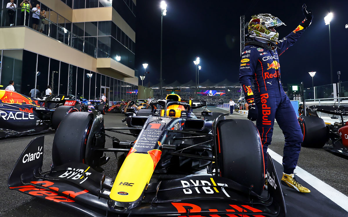 2022年F1阿布扎比大奖赛排位赛，夺得杆位后向车迷致意的维斯塔潘（红牛）