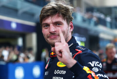 2025年F1阿布扎比大奖赛排位赛，维斯塔潘在检录区庆祝夺得杆位