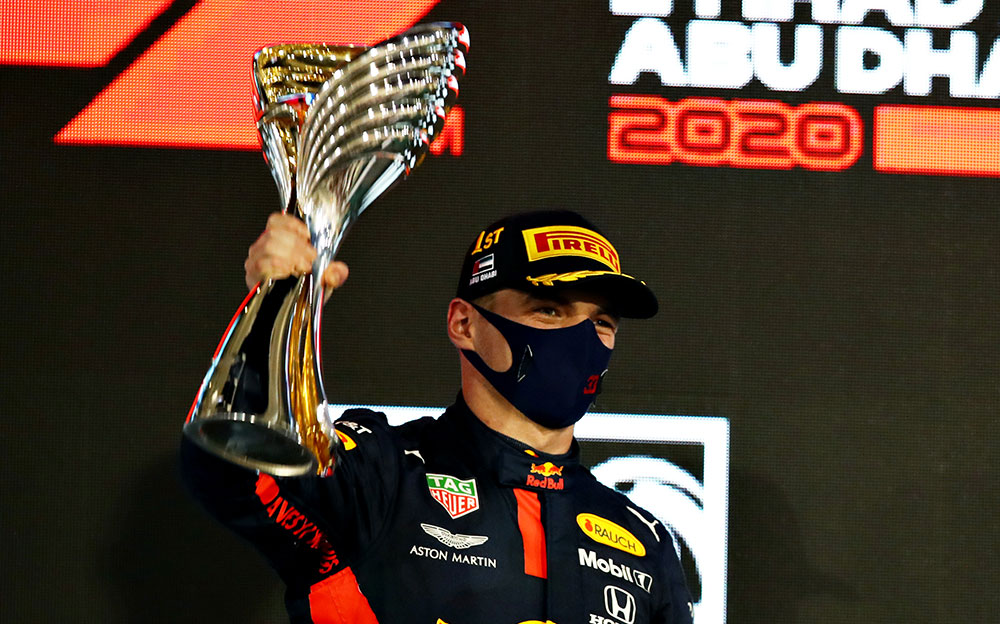 2020年F1阿布扎比大奖赛正赛，在领奖台上高举冠军奖杯的红牛-本田车手马克斯·维斯塔潘