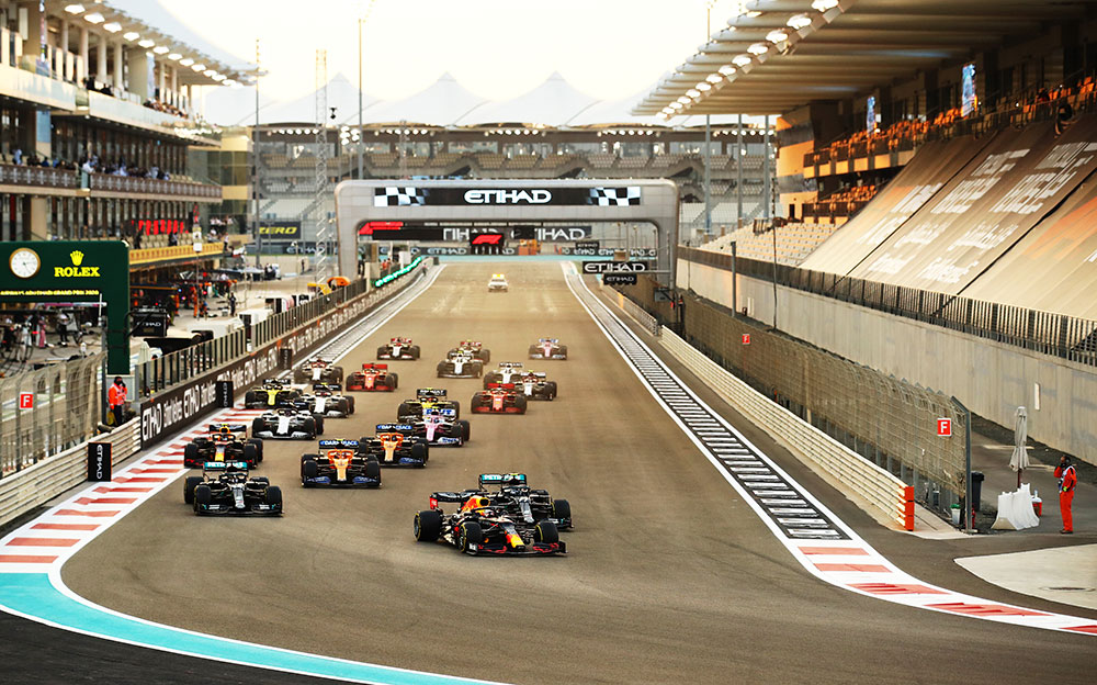 2020年F1阿布扎比大奖赛正赛，发车直后的主直道景象