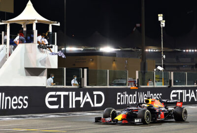 2020年F1阿布扎比大奖赛正赛，率先迎接格子旗的红牛-本田RB16