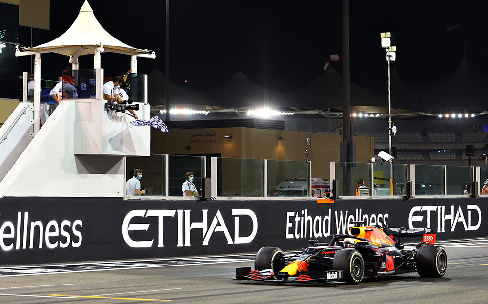 2020年F1阿布扎比大奖赛正赛，率先迎接格子旗的红牛-本田RB16