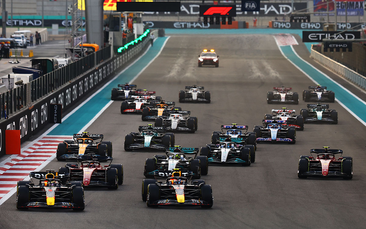 2022年F1阿布扎比大奖赛正赛,发车后进入1号弯的场景