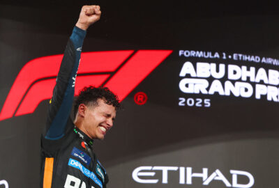 2025年F1阿布扎比大奖赛正赛，诺里斯在领奖台上挥拳庆祝夺得世界冠军