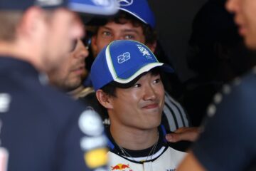 角田裕毅的Racing Bulls赛车停在发车格上