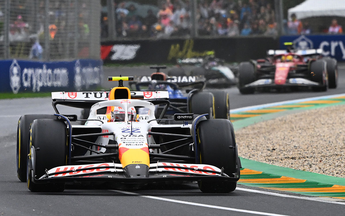 2025年F1澳大利亚大奖赛正赛,角田裕毅驾驶红牛二队VCARB 02领跑后方的阿尔本与汉密尔顿
