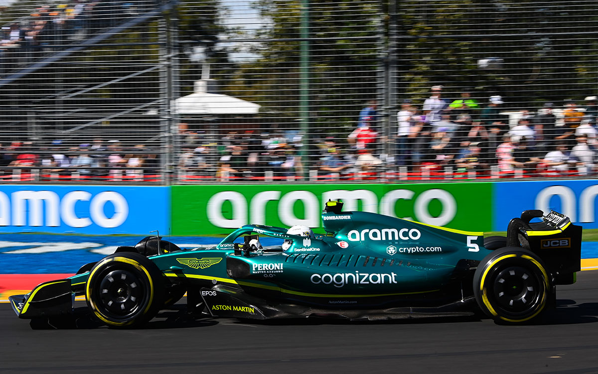 2022年F1澳大利亚大奖赛一练，维特尔驾驶阿斯顿·马丁AMR22在阿尔伯特公园赛道行驶