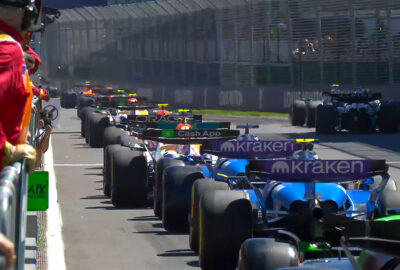 2025年F1澳大利亚大奖赛一练，赛车列队行驶在阿尔伯特公园赛道