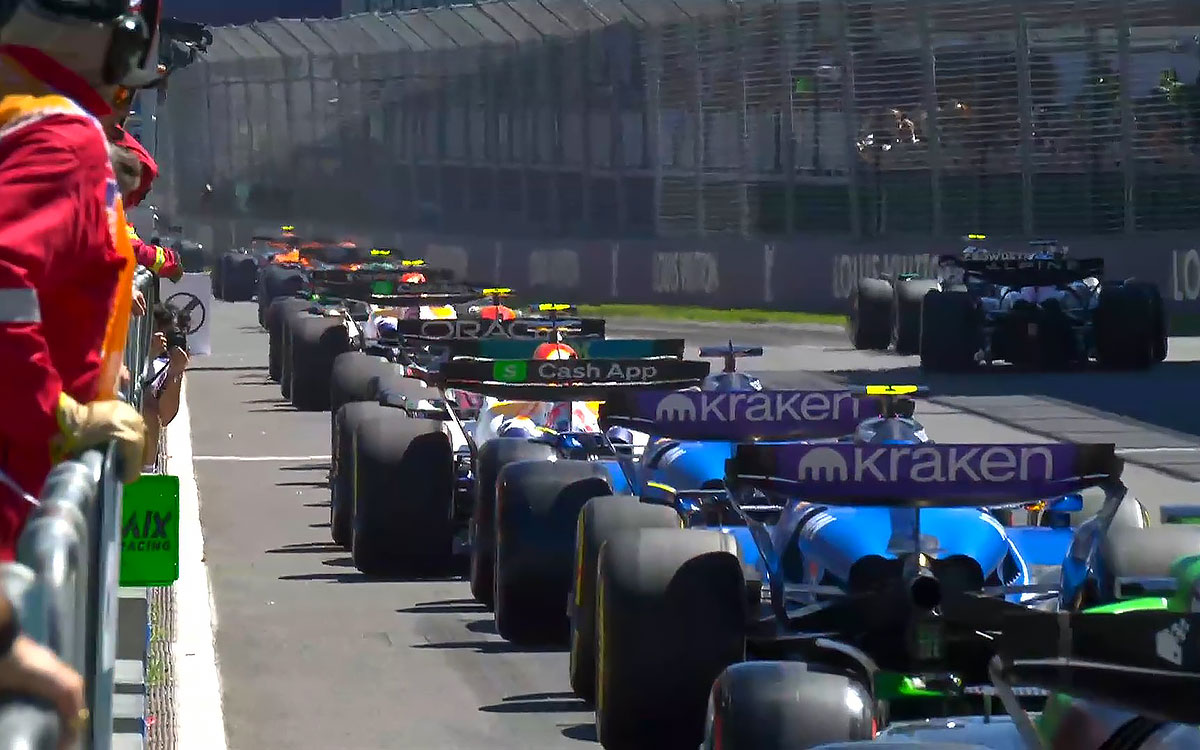 2025年F1澳大利亚大奖赛一练，赛车列队行驶在阿尔伯特公园赛道