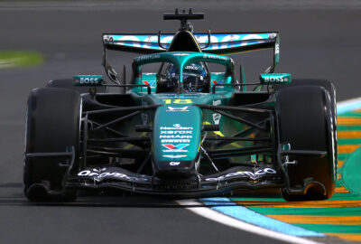 2026年F1澳大利亚大奖赛一练，斯特罗尔驾驶阿斯顿·马丁压过弯道路肩