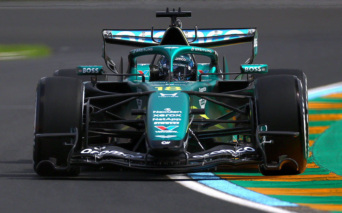 2026年F1澳大利亚大奖赛一练，斯特罗尔驾驶阿斯顿·马丁压过弯道路肩