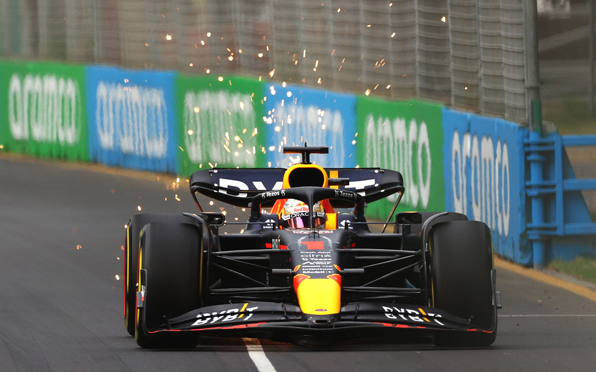 2022年F1澳大利亚大奖赛二练，维斯塔潘驾驶红牛RB18制动时火花四溅