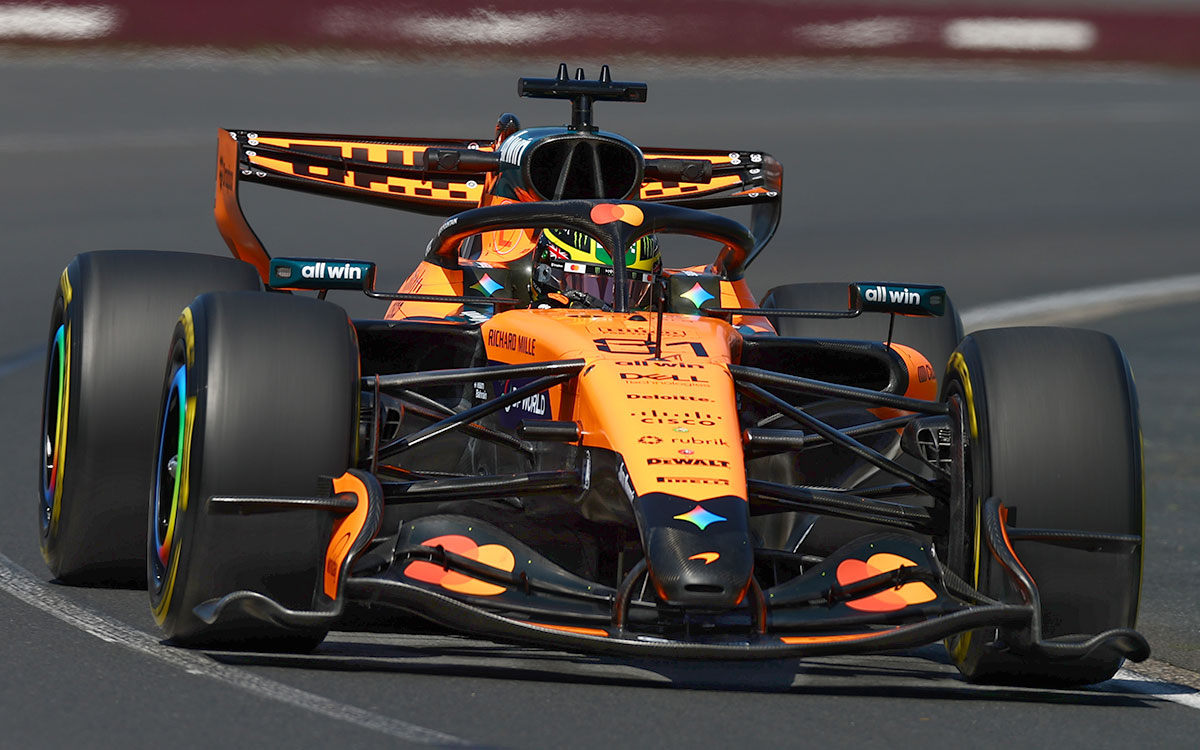 2026年F1澳大利亚大奖赛一练，皮亚斯特里驾驶迈凯伦MCL40在阿尔伯特公园赛道行驶