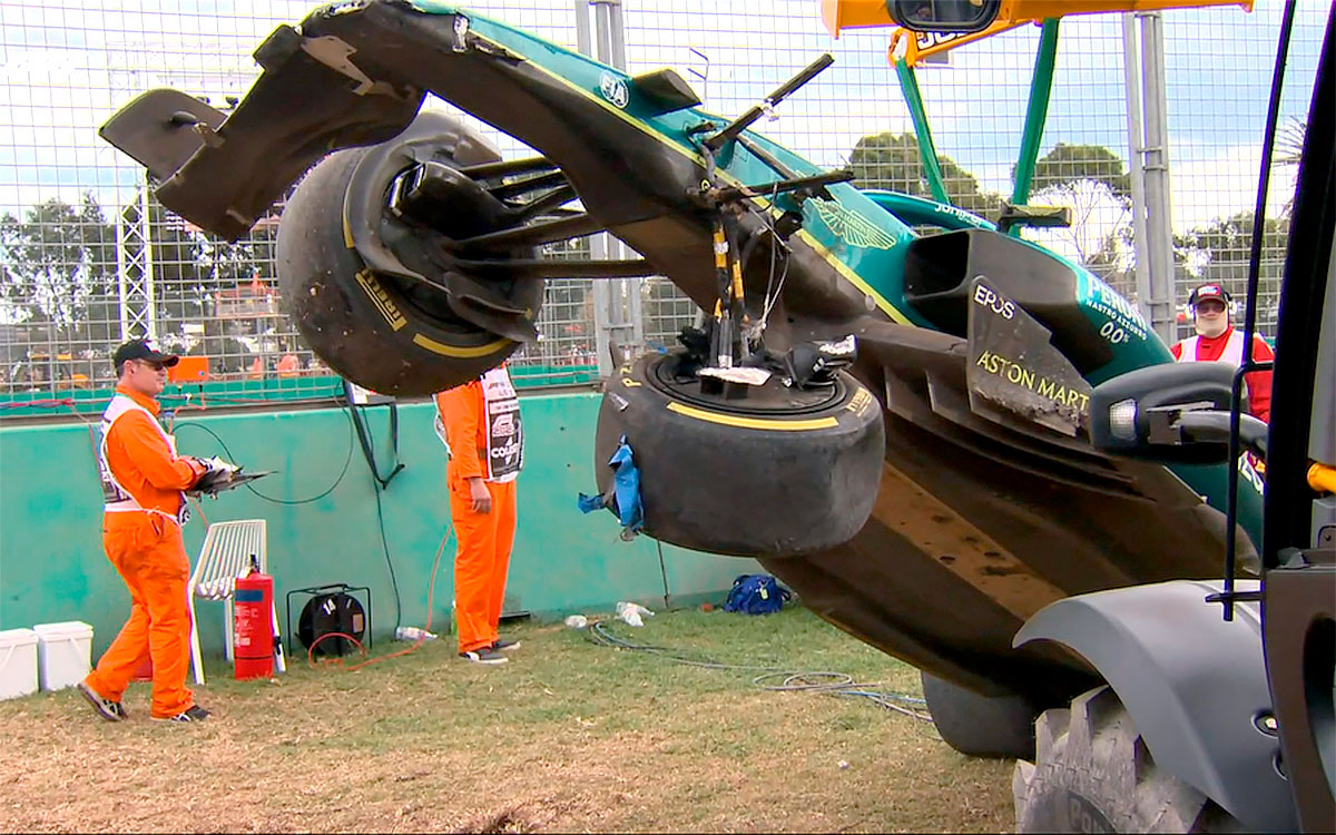 2022年F1澳大利亚大奖赛三练，吊起维特尔撞损的5号阿斯顿·马丁AMR22的吊车