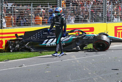 2026年F1澳大利亚大奖赛三练，安东内利走过撞墙大破的梅赛德斯赛车旁