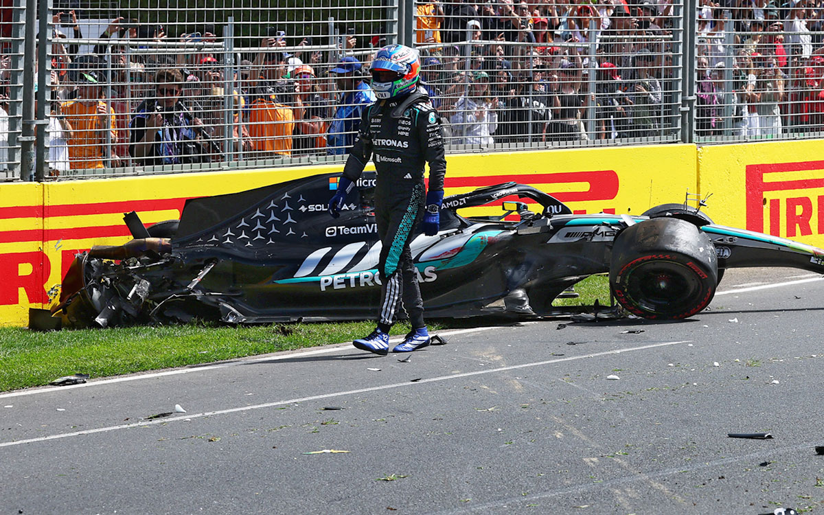 2026年F1澳大利亚大奖赛三练，安东内利走过撞墙大破的梅赛德斯赛车旁