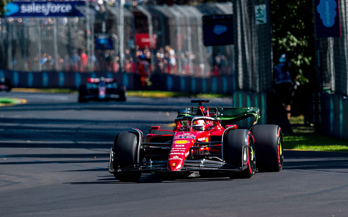 2022年F1澳大利亚大奖赛，勒克莱尔驾驶法拉利F1-75在阿尔伯特公园赛道行驶