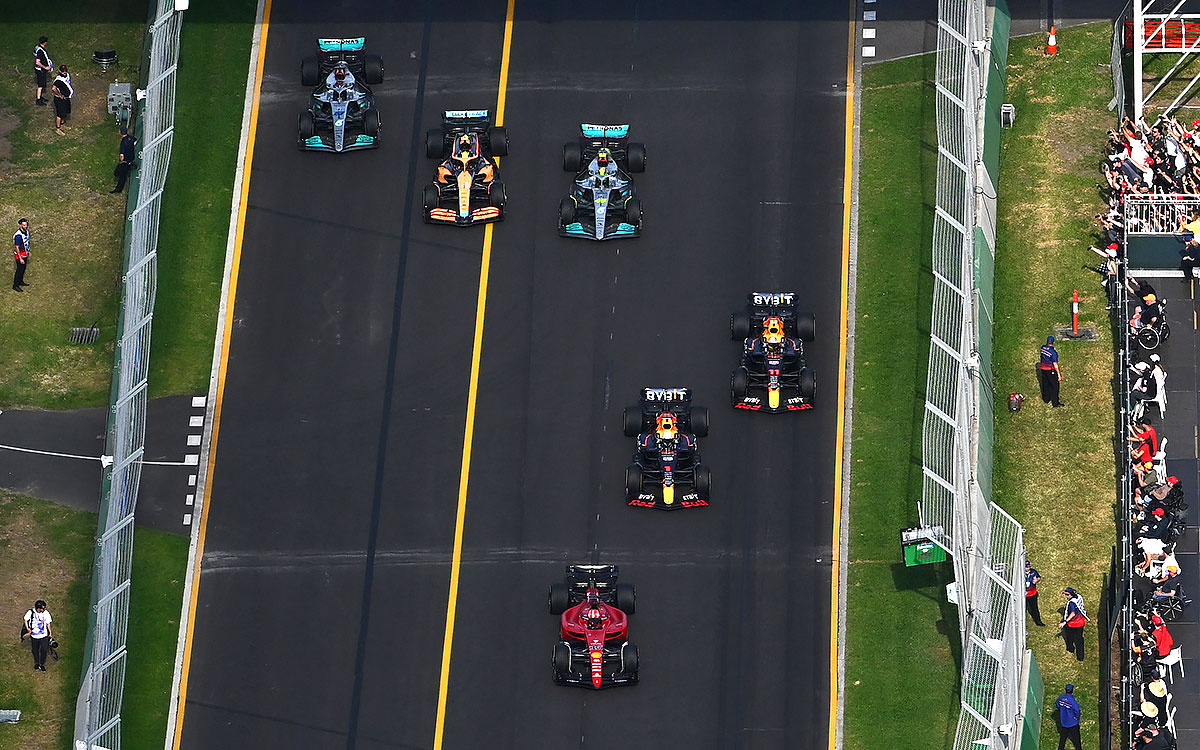 2022年F1澳大利亚大奖赛正赛发车后的大直道