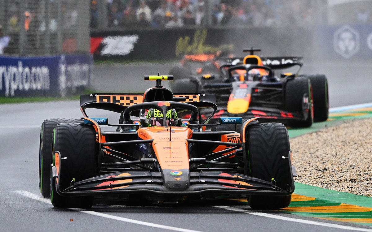 2025年F1澳大利亚大奖赛正赛，诺里斯驾驶迈凯伦MCL39雨中领跑