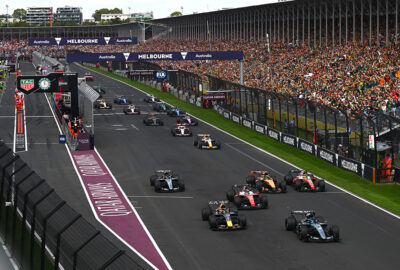 2026年F1澳大利亚大奖赛正赛发车后，拉塞尔驾驶梅赛德斯领跑车群驶上大直道