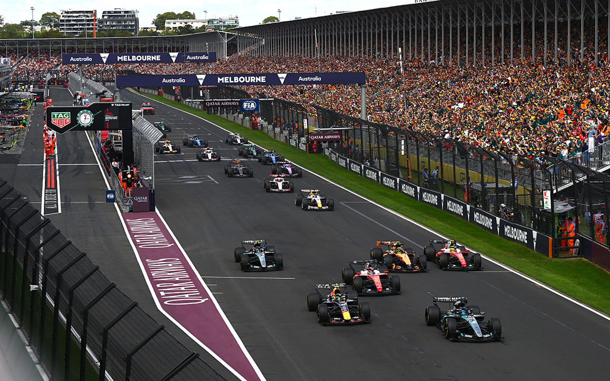2026年F1澳大利亚大奖赛正赛发车后，拉塞尔驾驶梅赛德斯领跑车群驶上大直道