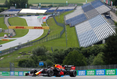 2020年F1奥地利大奖赛一练，驶过红牛环赛道3号弯的红牛-本田RB16
