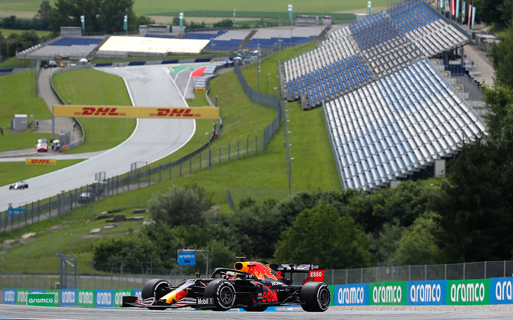 2020年F1奥地利大奖赛一练，驶过红牛环赛道3号弯的红牛-本田RB16