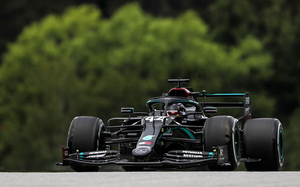2020年F1奥地利大奖赛一练,驾驶漆黑涂装梅赛德斯W11的刘易斯·汉密尔顿