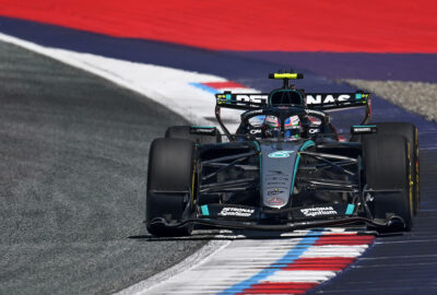 2026年F1奥地利大奖赛一练，安东内利驾驶梅赛德斯在红牛环赛道行驶
