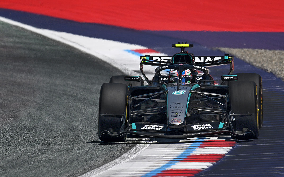 2026年F1奥地利大奖赛一练，安东内利驾驶梅赛德斯在红牛环赛道行驶