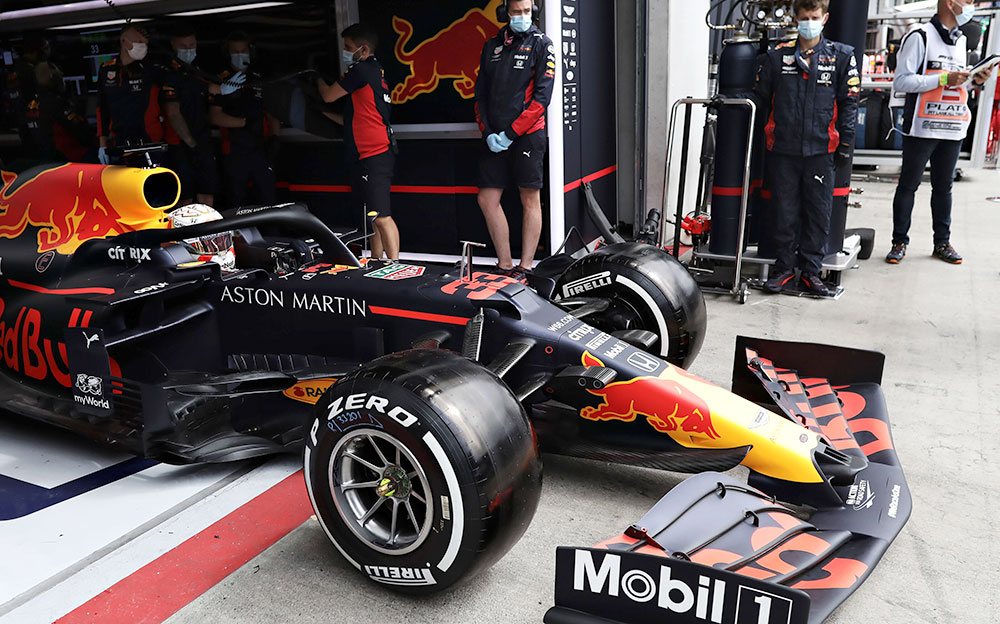 2020年F1奥地利大奖赛练习赛，驶出车库驶上赛道的红牛-本田RB16
