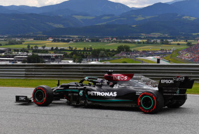 2021年F1奥地利大奖赛二练，行驶在红牛环的梅赛德斯车手汉密尔顿