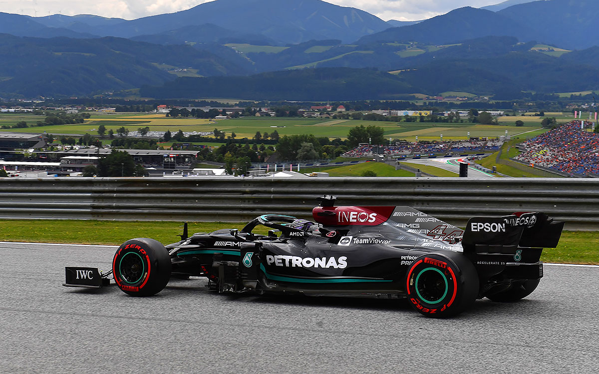 2021年F1奥地利大奖赛二练，行驶在红牛环的梅赛德斯车手汉密尔顿