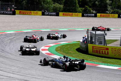 2022年F1奥地利大奖赛，F1赛车驶过红牛环赛道4号弯