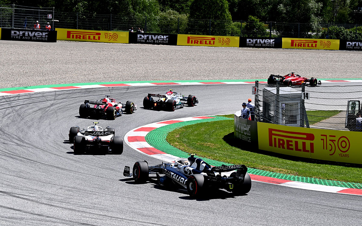 2022年F1奥地利大奖赛，F1赛车驶过红牛环赛道4号弯