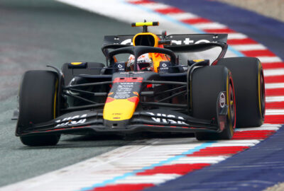2025年F1奥地利大奖赛二练，角田裕毅驾驶红牛RB21驶过红牛环十号弯