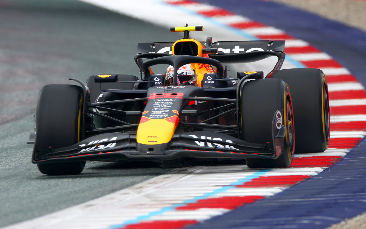 2025年F1奥地利大奖赛二练，角田裕毅驾驶红牛RB21驶过红牛环十号弯