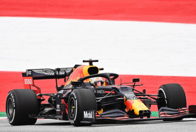 2020年F1奥地利大奖赛三练，以红白相间路缘为背景行驶在红牛环的红牛-本田RB16