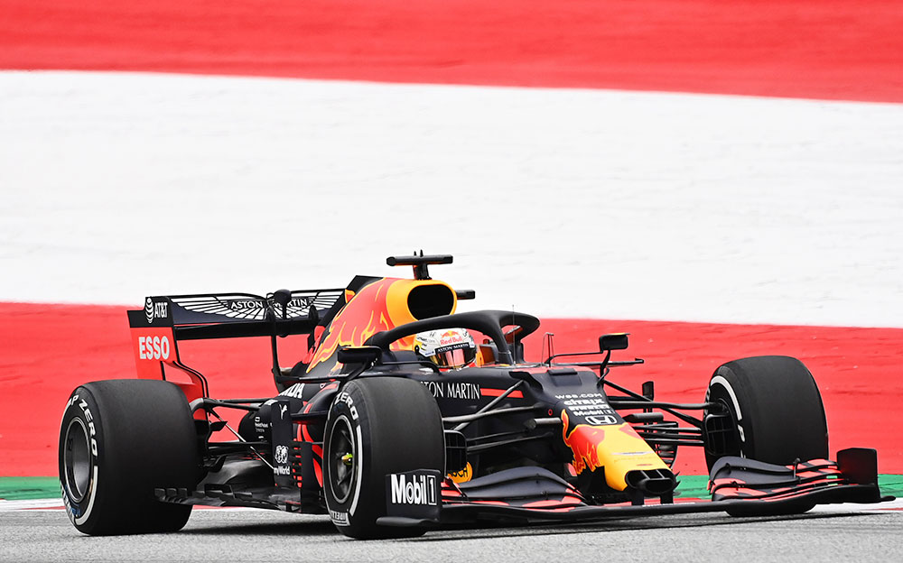 2020年F1奥地利大奖赛三练，以红白相间路缘为背景行驶在红牛环的红牛-本田RB16