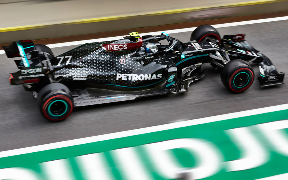 2020年F1奥地利大奖赛三练，行驶在红牛环维修区直道的梅赛德斯W11车手瓦尔特利·博塔斯