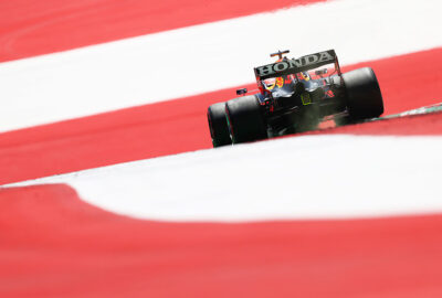 2021年F1奥地利大奖赛三练，行驶在红牛环的红牛RB16B车尾