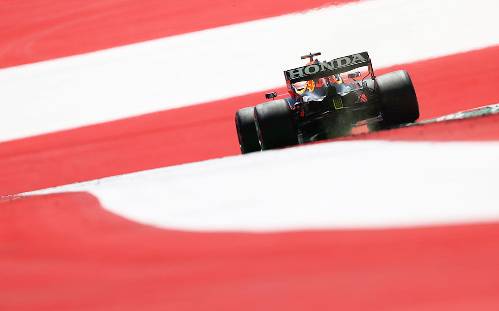 2021年F1奥地利大奖赛三练，行驶在红牛环的红牛RB16B车尾