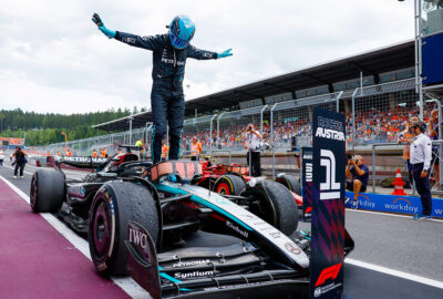 2024年F1奥地利大奖赛正赛，拉塞尔收获职业生涯第二胜，在梅赛德斯赛车前摆出T字姿势庆祝