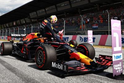 2021年F1奥地利大奖赛排位赛，将赛车停在杆位板前的维斯塔潘