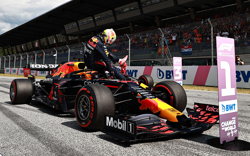 2021年F1奥地利大奖赛排位赛，将赛车停在杆位板前的维斯塔潘