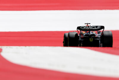2022年F1奥地利大奖赛排位赛，维斯塔潘驾驶红牛驶过红牛环赛道