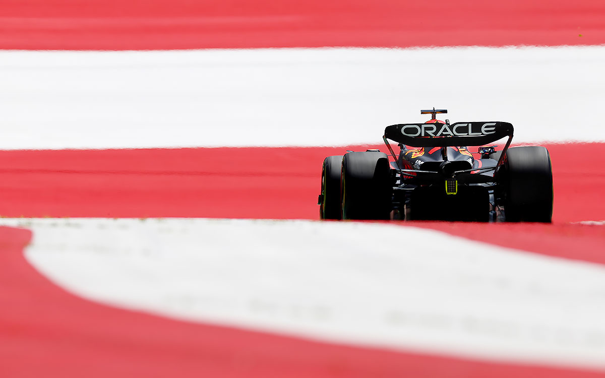 2022年F1奥地利大奖赛排位赛，维斯塔潘驾驶红牛驶过红牛环赛道