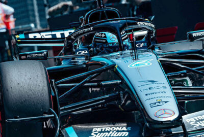 2026年F1奥地利大奖赛排位赛，拉塞尔驾驶梅赛德斯驶过维修通道