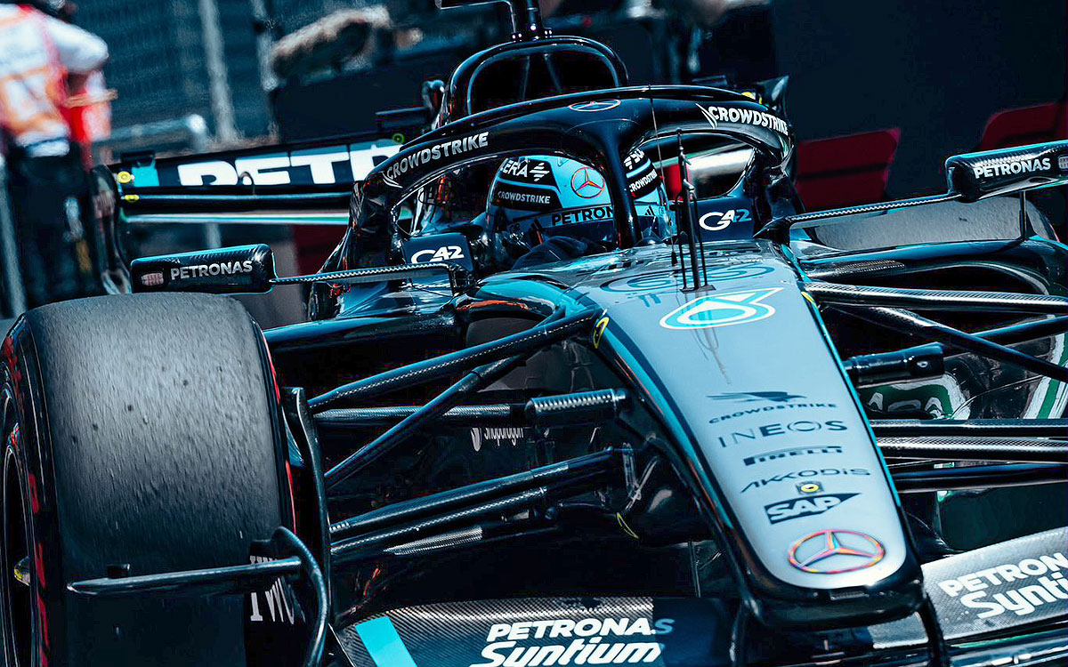 2026年F1奥地利大奖赛排位赛，拉塞尔驾驶梅赛德斯驶过维修通道