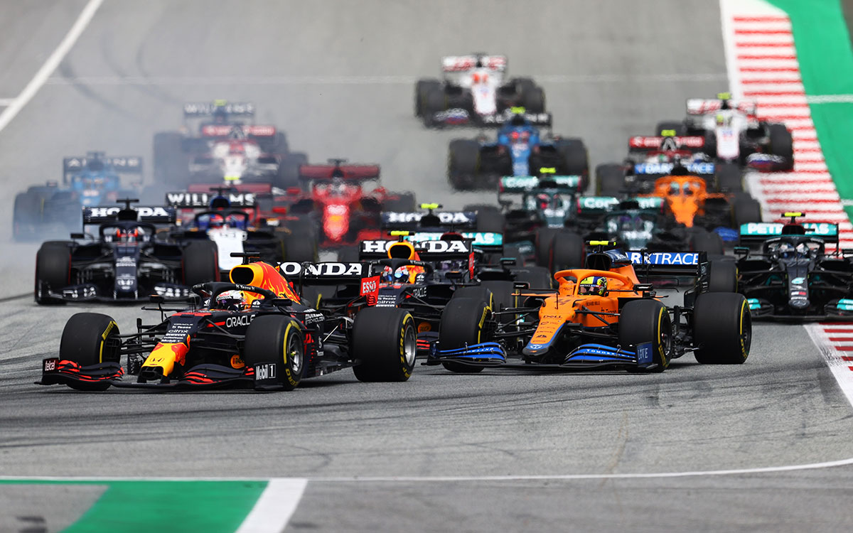 2021年F1奥地利大奖赛正赛发车圈,压制迈凯伦车手诺里斯守住领跑的维斯塔潘